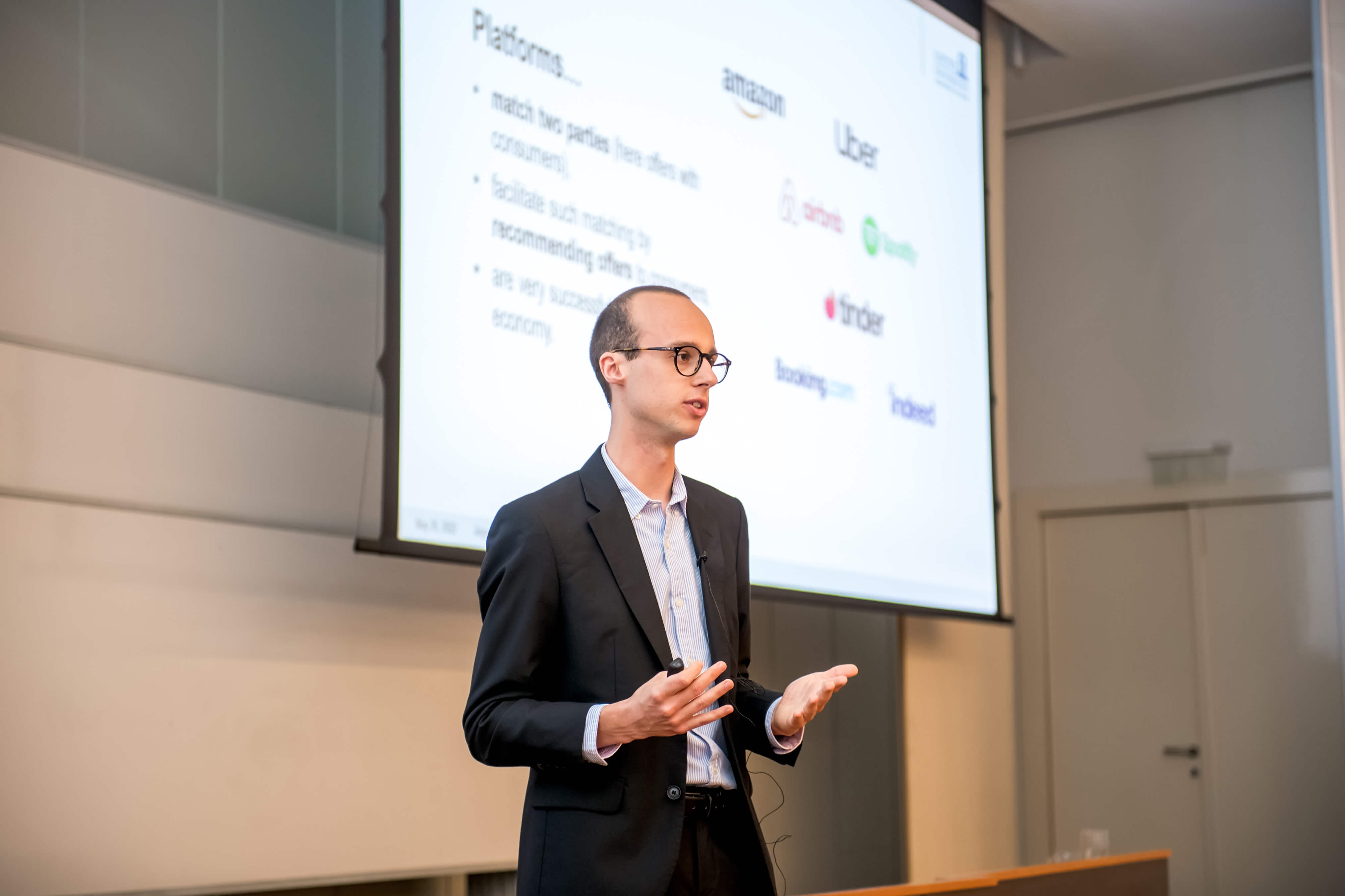 Lukas Jürgensmeier presenting at EMAC Conference 2022 in Budapest